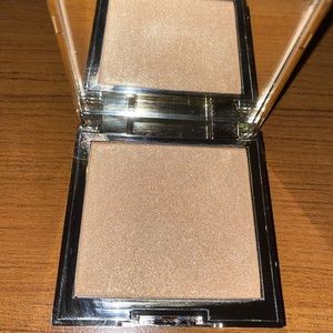 Jouer face and body highlighter in molten glow + a brush